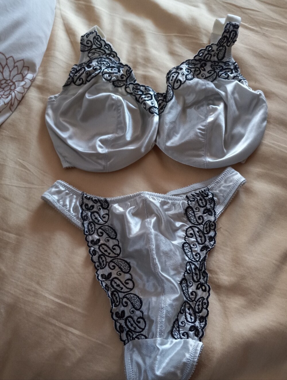 Vtg Victoria's Secret White Satin Bra Thong Set Black Lace Second Skin 32DD SM